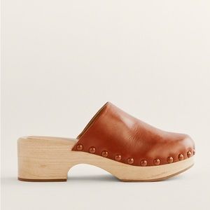 Never worn Reformation Rayna Closed Toe platform clog size W7.5